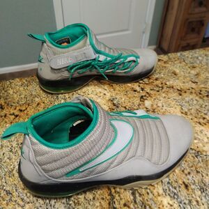 Size 10.5 Nike Air Max Ndestrukt Shake Evolve Gray Green 2012 Basketball Running